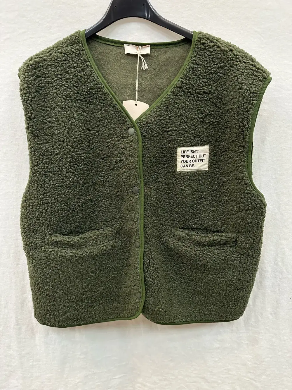 Mimi & Gogo – Großhandel Oberbekleidungsweste – Damen – Moumoute-Weste mit Abzeichen @3418_GiEcussonMoumoute9