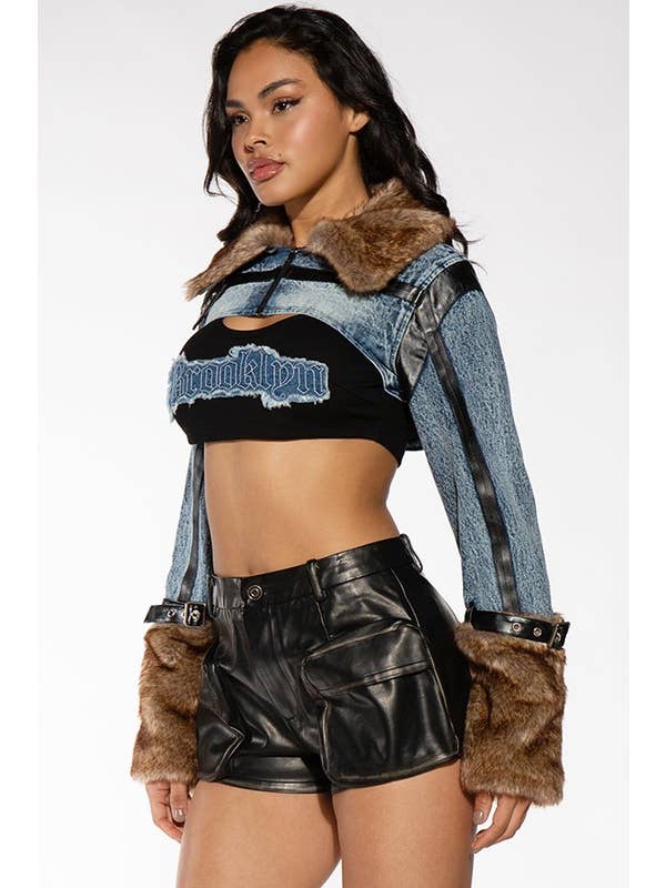 Snö Wash Jeansjacka i denim med pälsdetaljer och kort croppad design för wholesale på Faire3