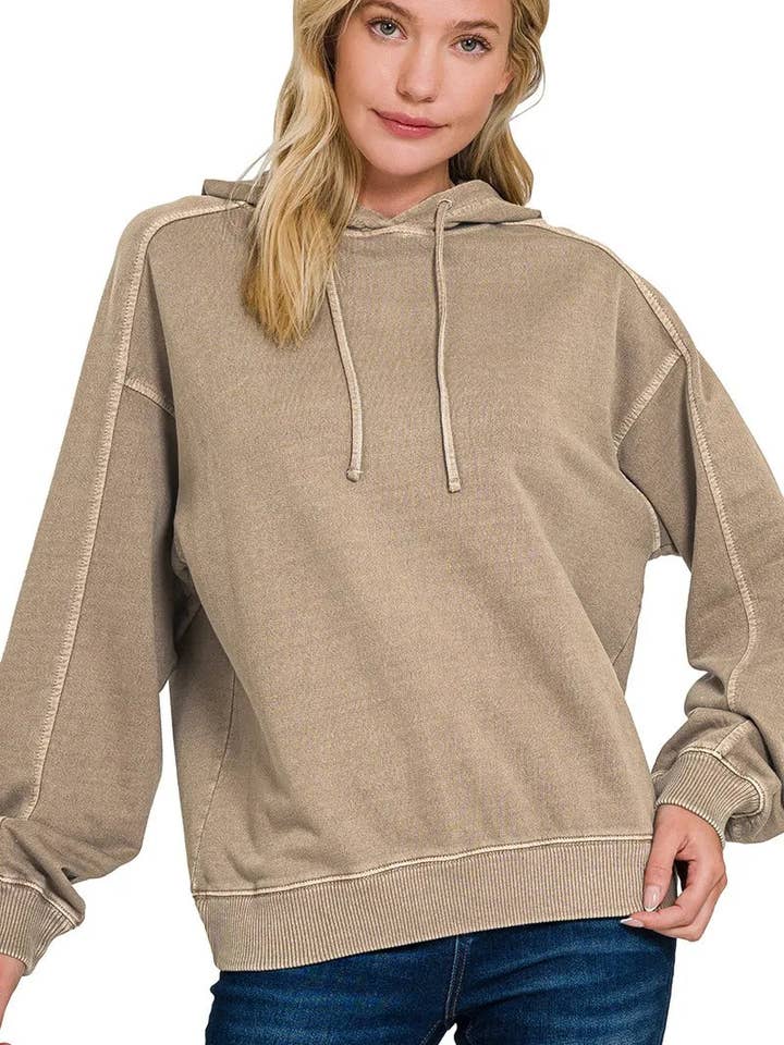 Hoodie Zenana en molleton français avec teinture pigmentaire et lavage aux enzymes pour la vente par Garden Naked