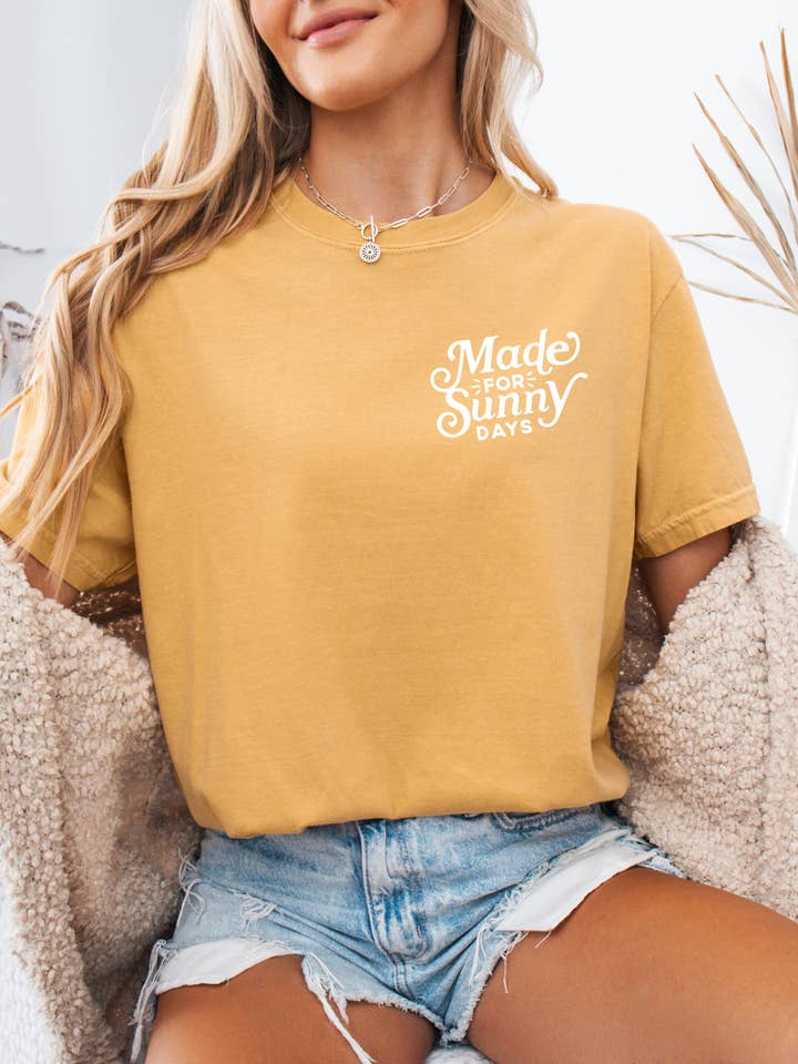 T-shirt Fait Pour Les Jours Ensoleillés pour la vente par Amber Christi Design