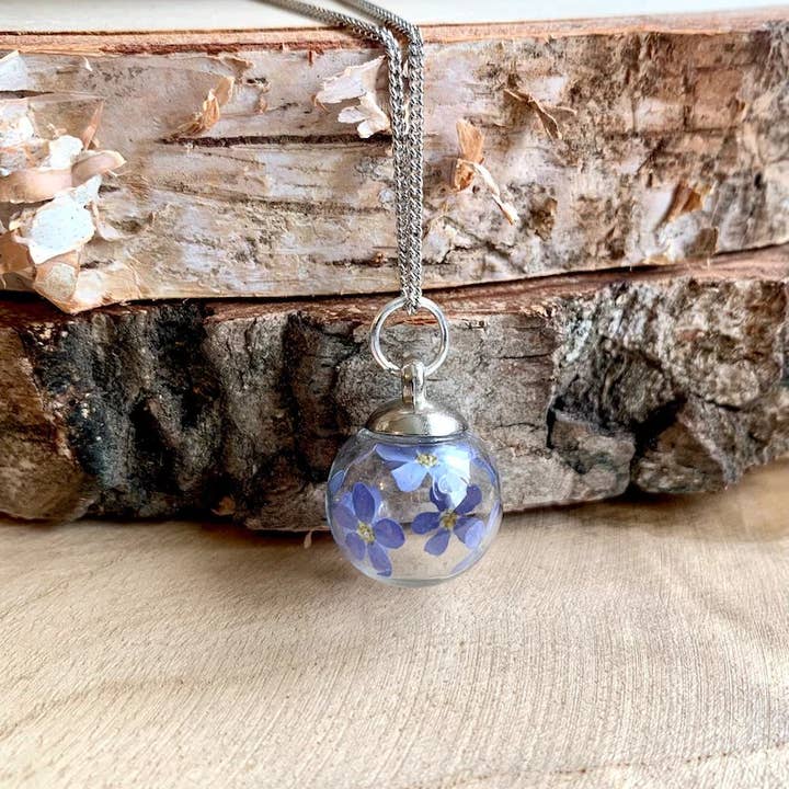 Madame Cousette - Vente Colliers à pendentif - Collier fleur séchée Myosotis sphère doré ou argenté5