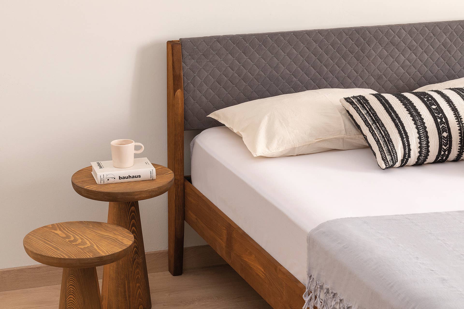 Deholzwart GmbH – wholesale Säng – İstanbul modell enkelträ i furu trä brun2