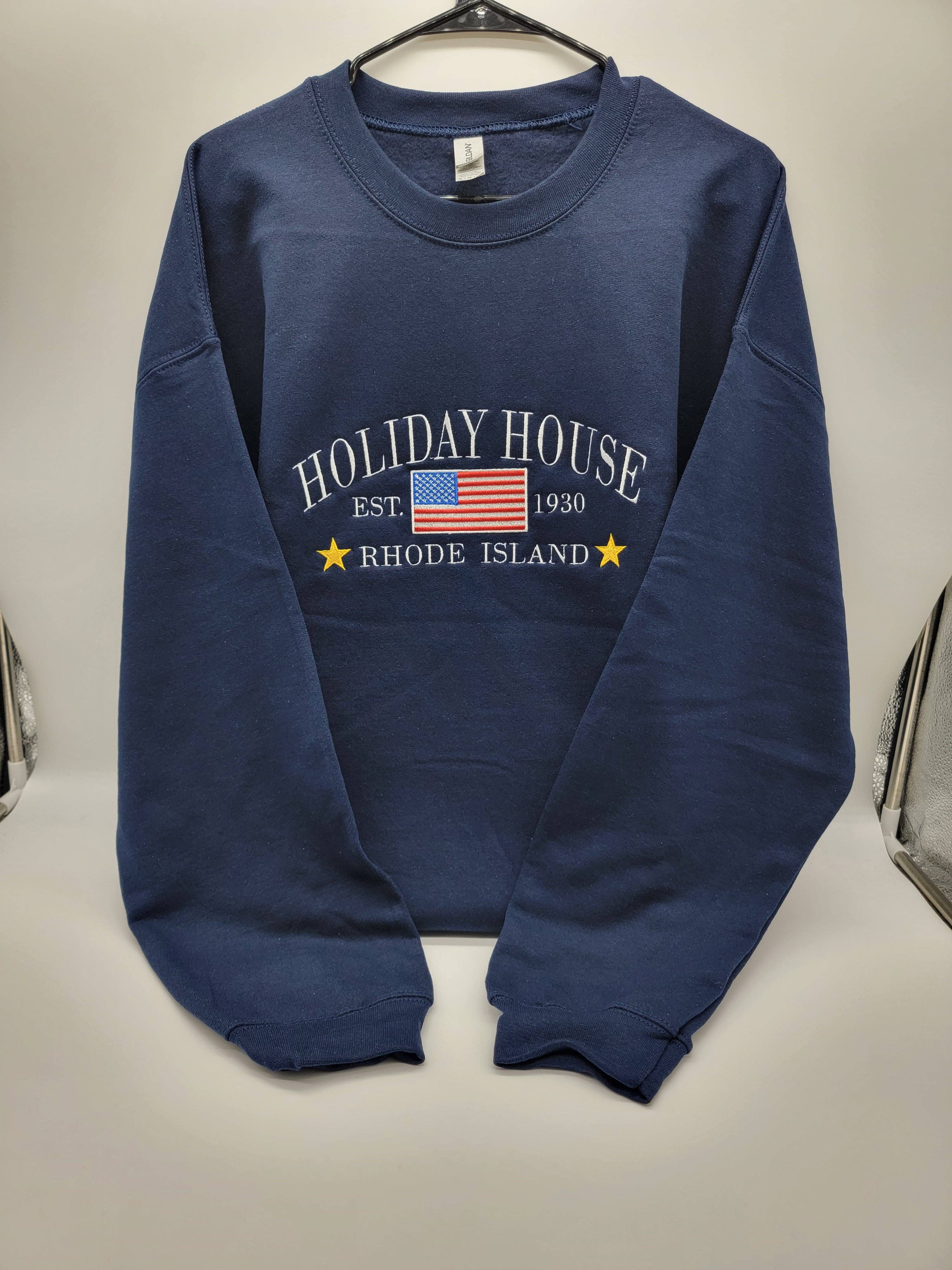 PLom 614 Designs & Apparel – Camisola gráfica - Mulher por atacado – Camisola Holiday House, Holiday House Est. 1930 Camisola de gola redonda de Rhode Island, camisola bonita vermelha branca azul azul com bandeira americana, presente para a sua mulher mãe amiga,7