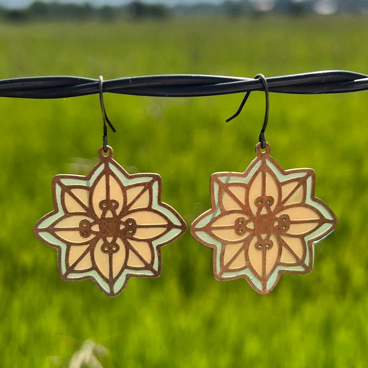 Estrela acolchoada//brincos em resina de vidro manchado por atacado de Wild Lupine Folkcraft