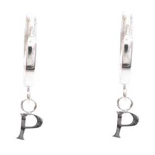 STERLING HUGGIE ER BOGSTAV P SØLV for engroshandel hos Fabienne