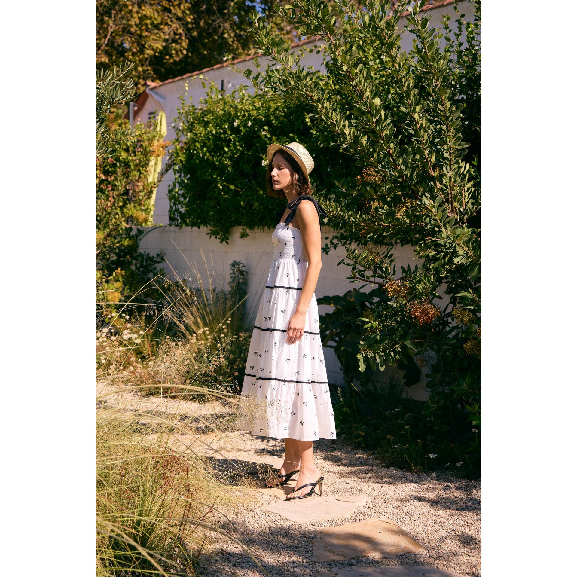 BRANCO ESBRANCO/PRETO ALÇAS DE FITA PARA VESTIDO MIDI COM LAÇO DE ALGODÃO FLARE para venda a revendedores na Faire8