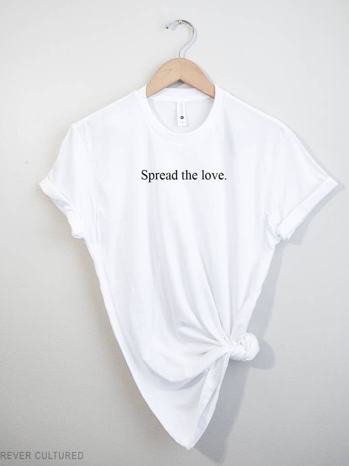 Tee Spread the Love pour la vente par On the Cuff
