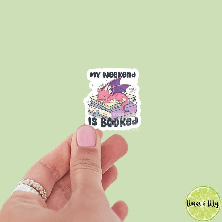 Il mio weekend è prenotato Adesivo in vinile Drago dormiente | Adesivi per Kindle | Adesivo per bottiglia d'acqua | Adesivi per amanti dei libri | Merchandising di libri romantici per la vendita all'ingrosso da parte di Limes & Lilly