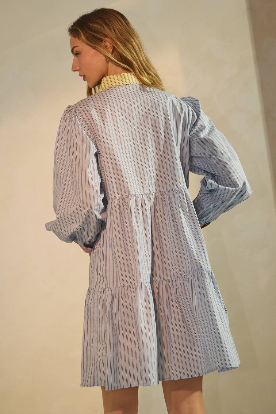 Blaue Kombo Plus gestreiftes, gestuftes Hemdkleid mit Knopfleiste für den Großhandel auf Faire5