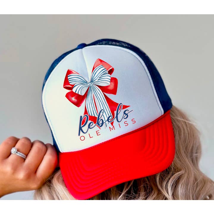 Casquette trucker Preppy Ole Miss Rebels Coquette Bow pour la vente par Gia Gifts Boutique