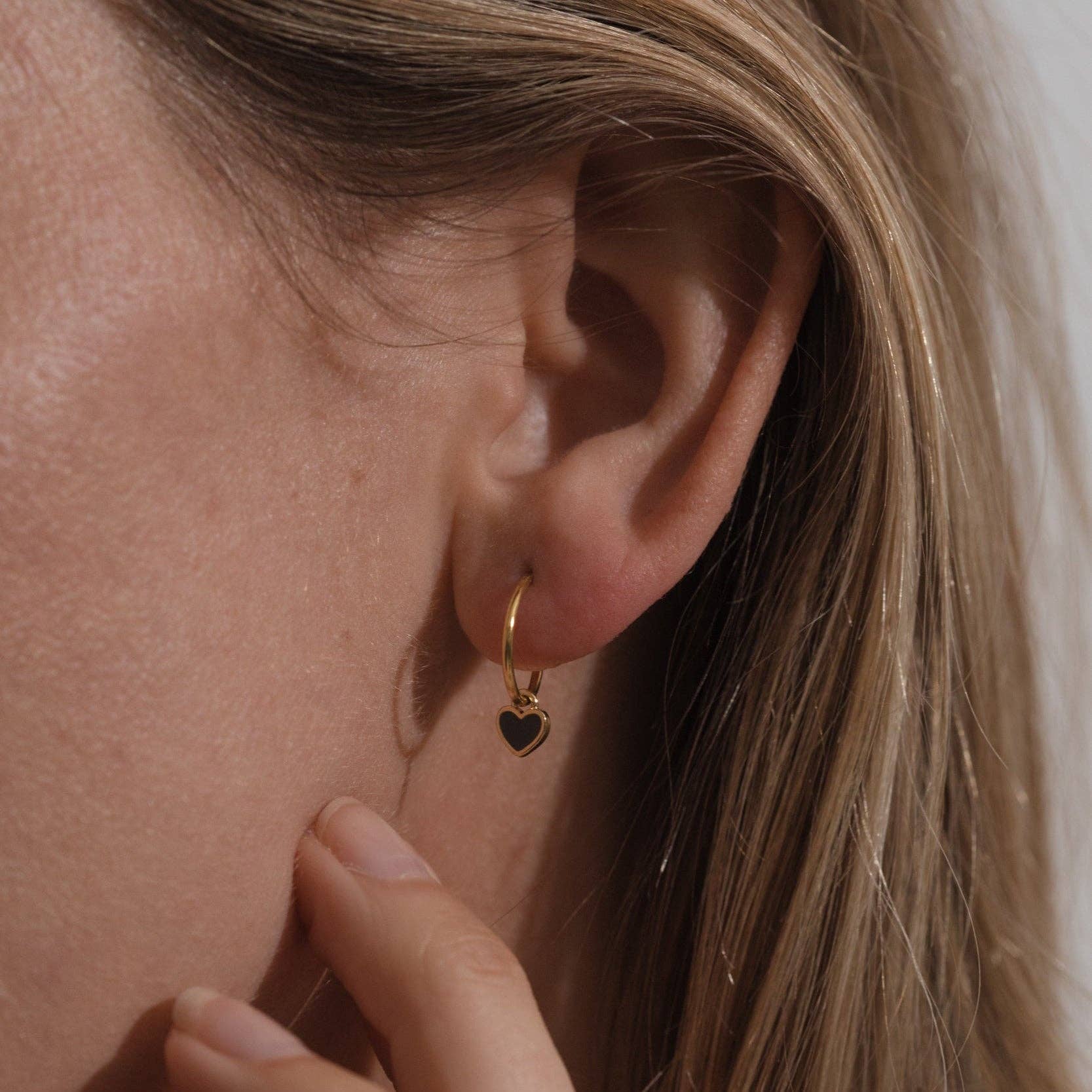 One & Eight - Vente Clous d'oreille - Boucles d'oreilles en émail en forme de cœur ardoise2