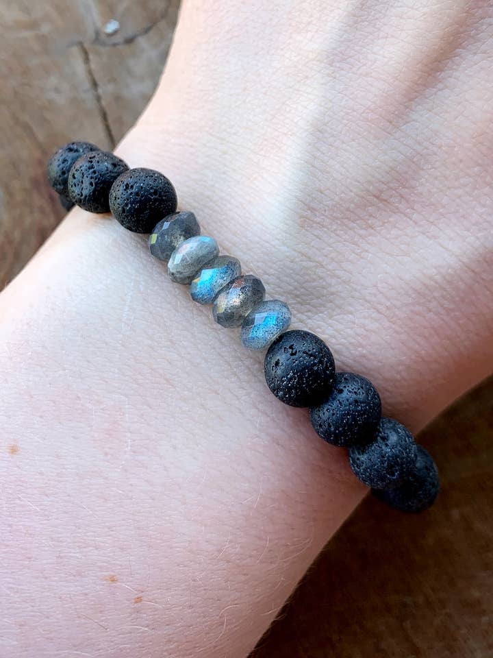 Labradoriet en zwarte lava-stretcharmband voor wholesale door Modern Alchemy Jewelry