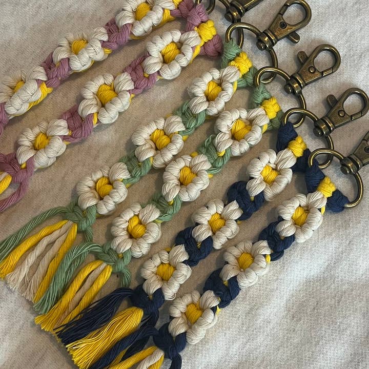 Charlie & Twine - Wholesale Keychain – Women's - Macrame Long Daisy Flower Keychain Keyring 1