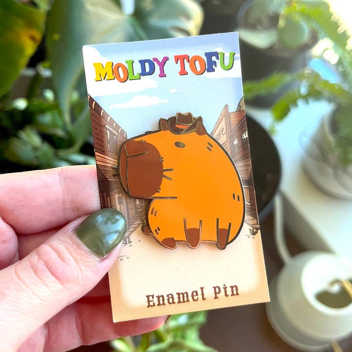 Spilla smaltata Cowboy Capybara per la vendita all'ingrosso da parte di Moldy Tofu Art