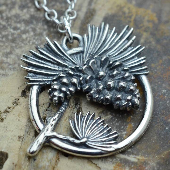 Pendentif en forme de pomme de pin en argent sterling pour la vente par Jewelry by DeCory