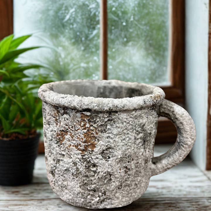 Jardinière rustique en ciment pour la vente par Vagabond Vintage