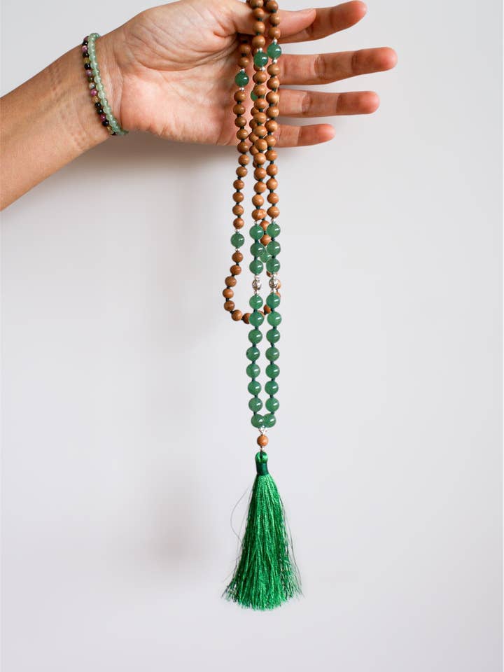 MALA DE PRIÈRE EN QUARTZ VERT AVENTURINE ET SANTAL pour la vente par Calma Santa