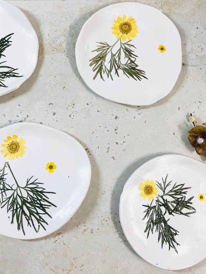 Lidia | Porte-bague en forme de tournesol séché fabriqué à la main pour la vente par AZUCENA