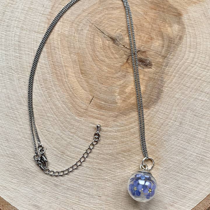 Madame Cousette - Vente Colliers à pendentif - Collier fleur séchée Myosotis sphère doré ou argenté8