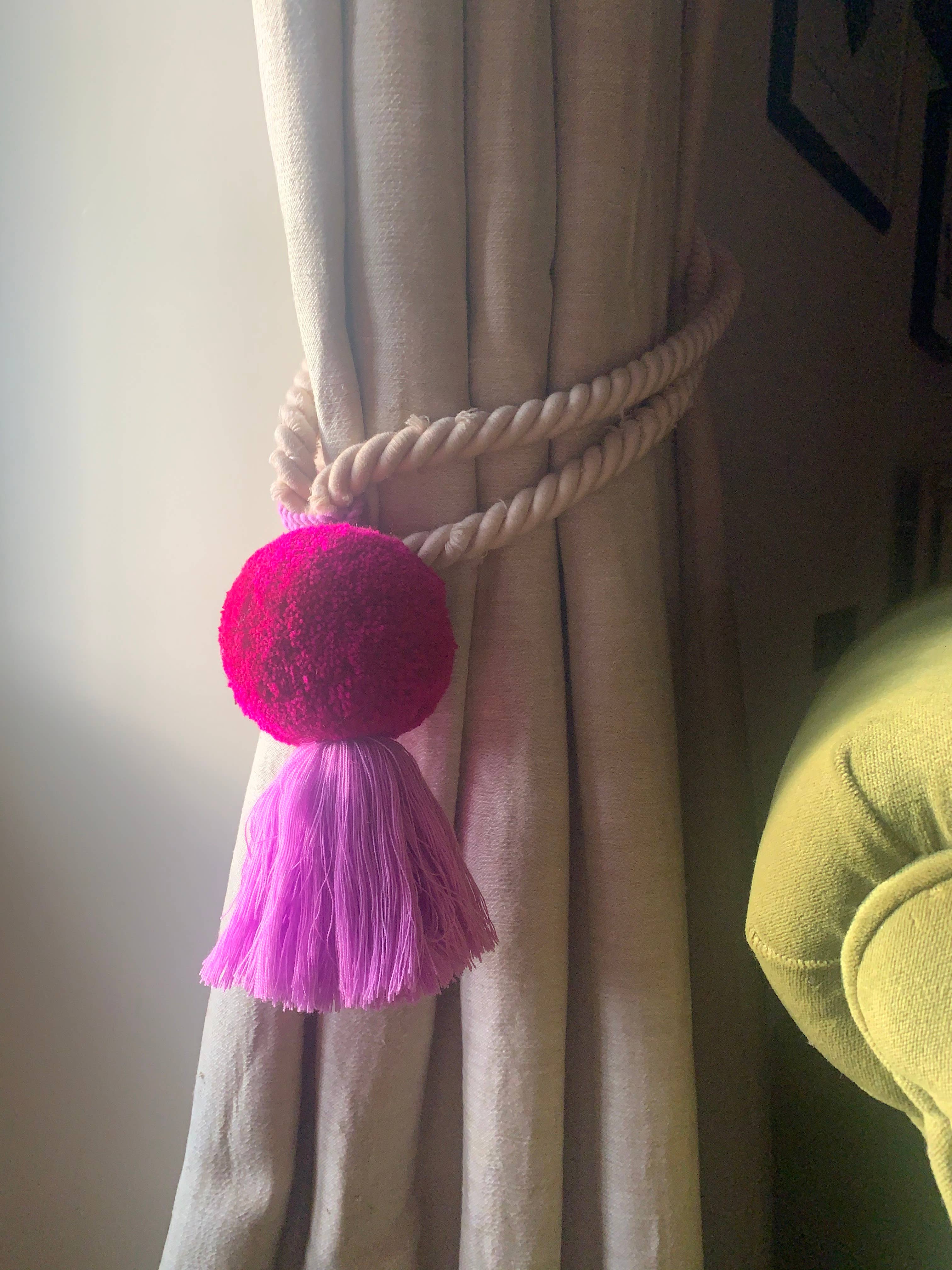 PomPom Galore – Borla/gota de parede decorativa por atacado – Jumbo Pom Pom & Tassel Swag Magenta e3