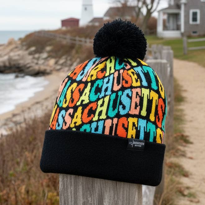 Gorro de Malha com Letras Coloridas de Connecticut – Gorro de Inverno Retro com Pom Pom e Tipografia Arrojada por atacado de Northern Icons Creations INC