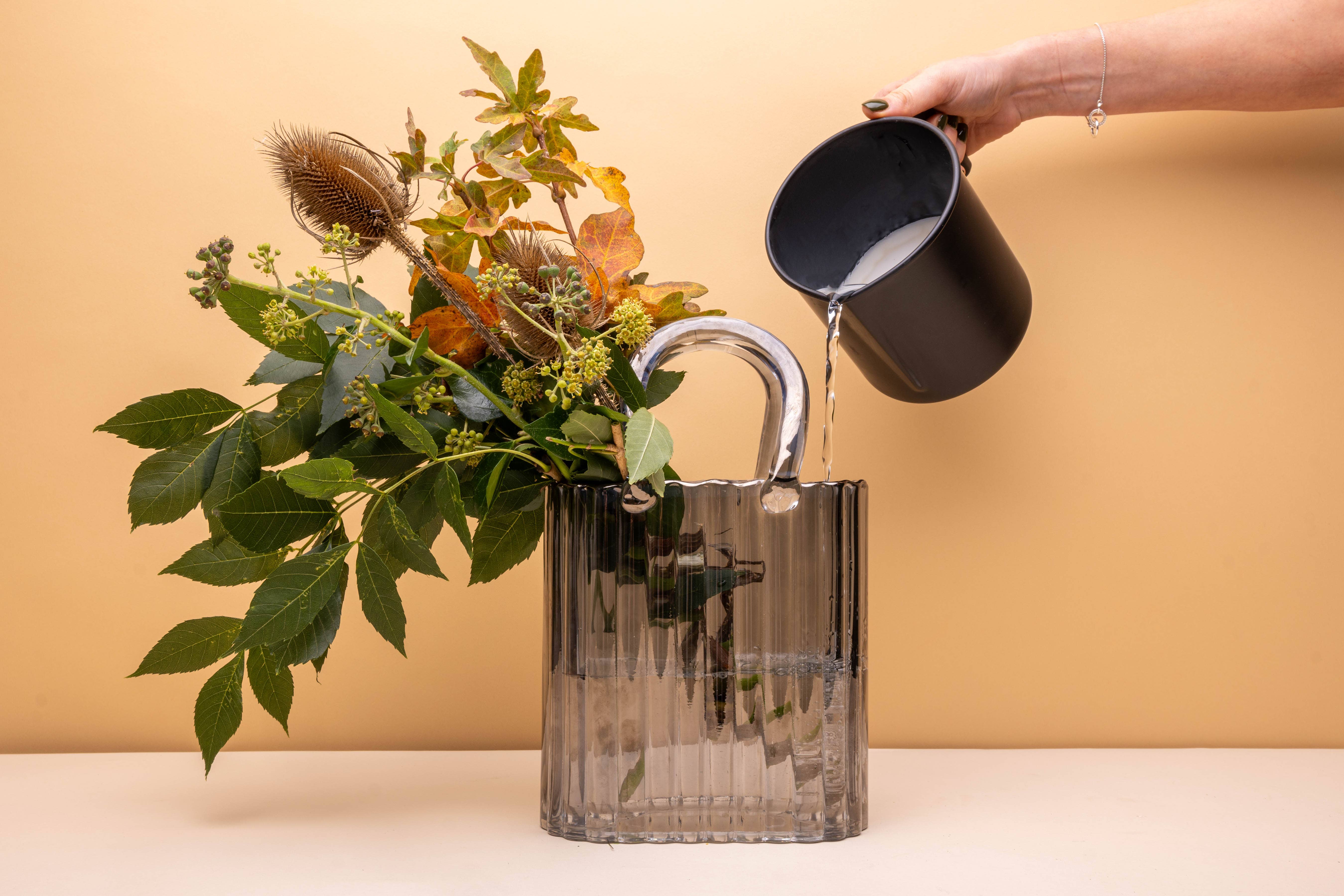 The Glass House Wholesale Interiors Ltd. – wholesale Vas – Handväska vas i glas, kolgrå2