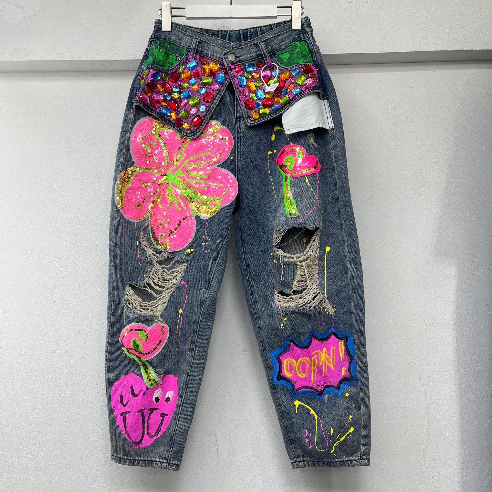 Blu scuro Jeans strappati con stampa floreale, paillettes e strass colorati. in vendita all'ingrosso su Faire0