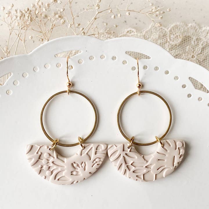 Agaveh girl - Vendita all'ingrosso Orecchini pendenti - Orecchini pendenti in argilla polimerica color sabbia Wynne4