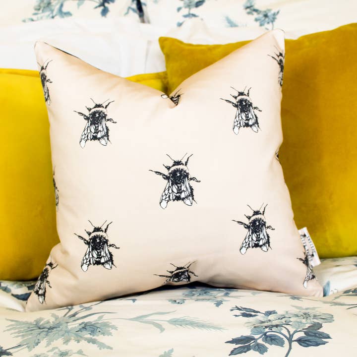 Cojín Abejorro para venta al por mayor de Gemma Keith Designs