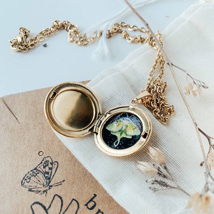 Médaillon Luna pour la vente par Brevity Art