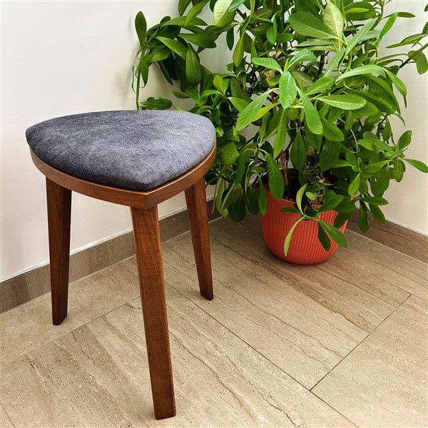 Yoru - Handgjord valnötspall med klädd sits – 18" hög triangelformad sminkpall – Minimalistiska trämöbler - Fri frakt för wholesale av Meda furniture
