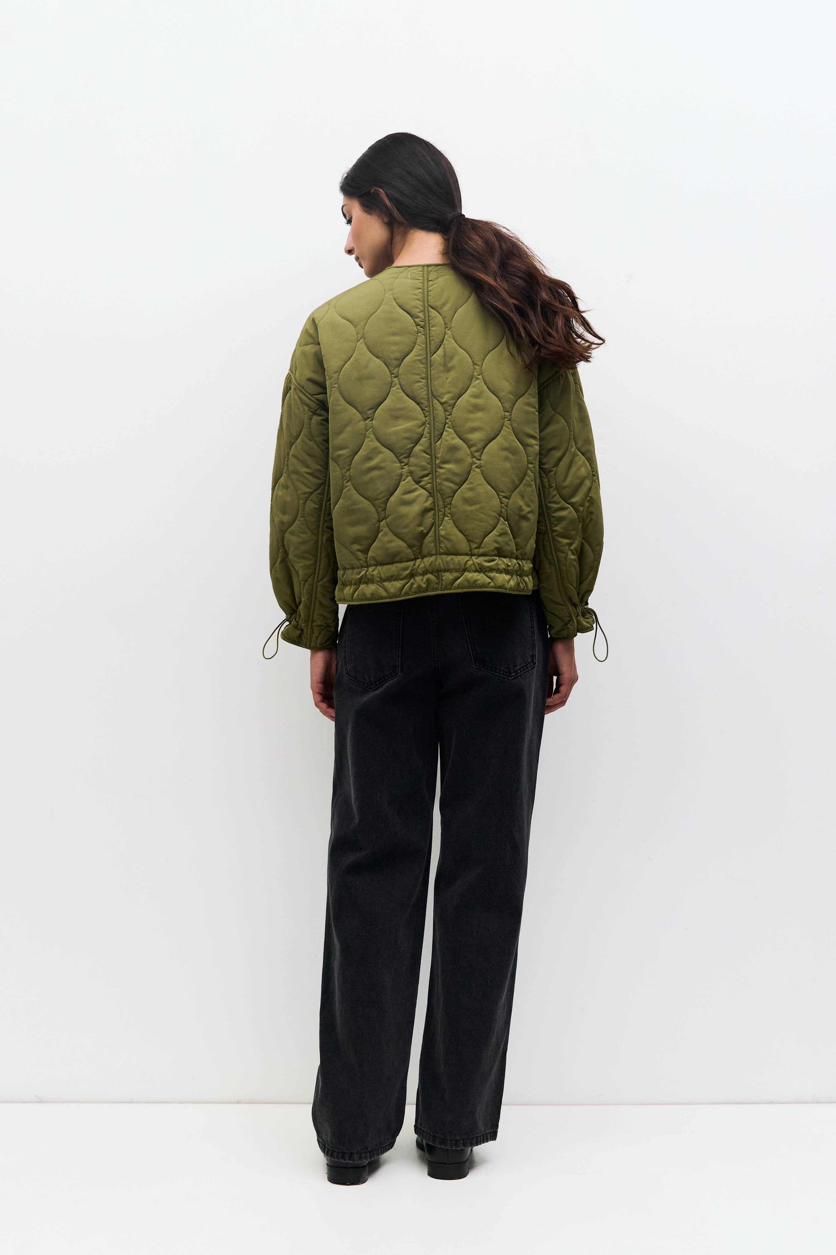 MOD REF – Großhandel Jacke – Damen – The Kara Jacket | Gesteppte Jacke mit Reißverschluss2