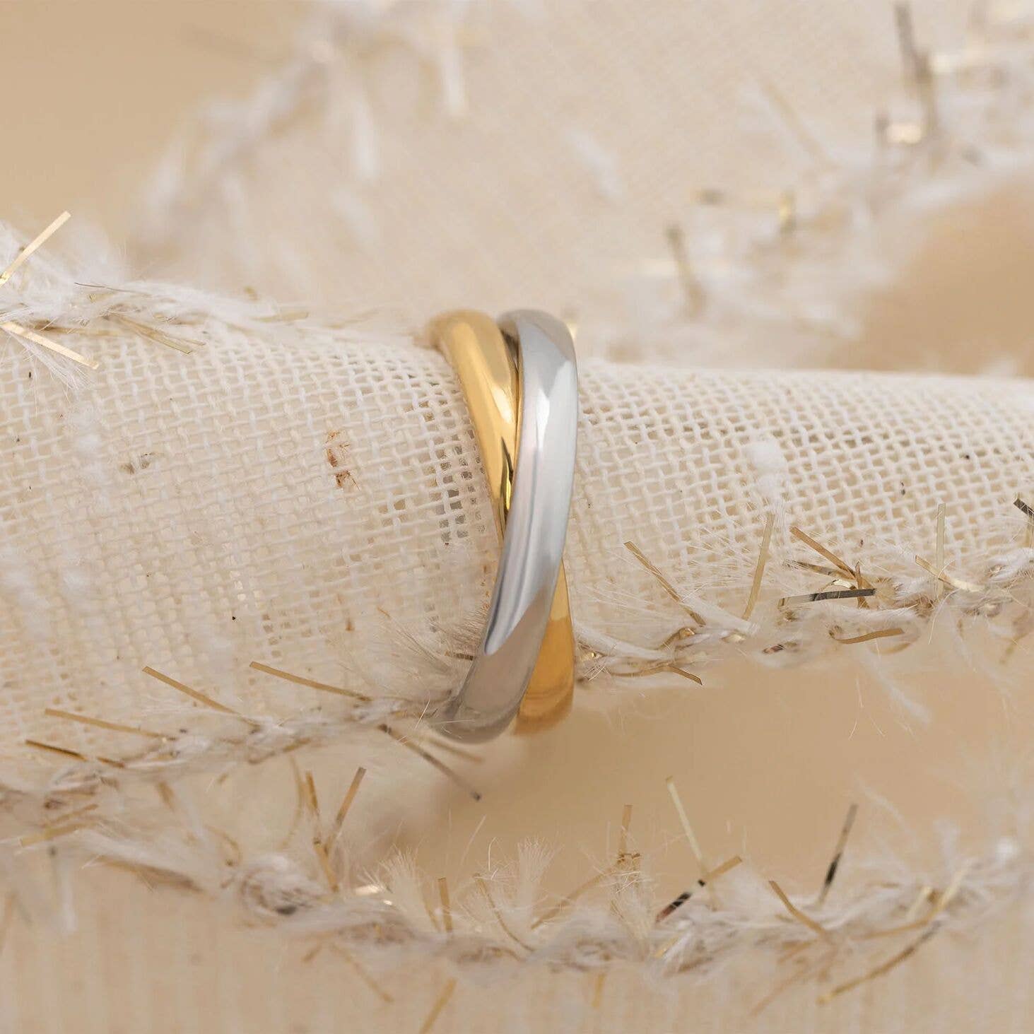 Blandad metall 18K guld PVD rostfritt stål blandad metall sammanflätad ring för wholesale på Faire3