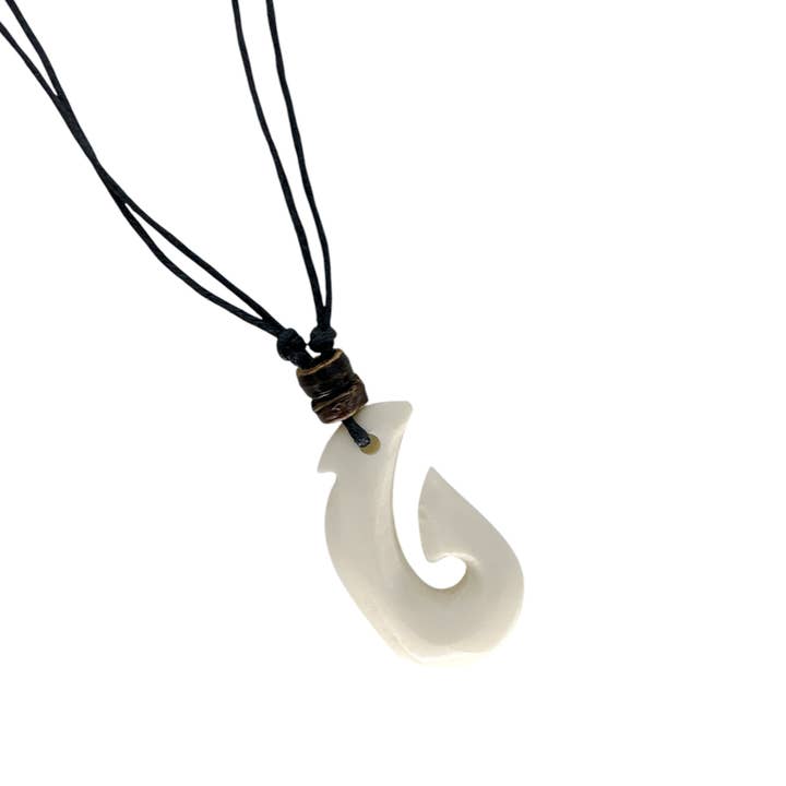 Maka Imports - Venta al por mayor Collares con colgantes/abalorios - Collar con colgante de anzuelo de hueso tallado y cordón negro ajustable