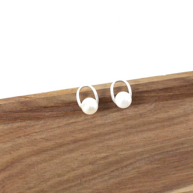 E25374 Pearl on Oval Ring Post Earrings for wholesale by Pretty Persuasions