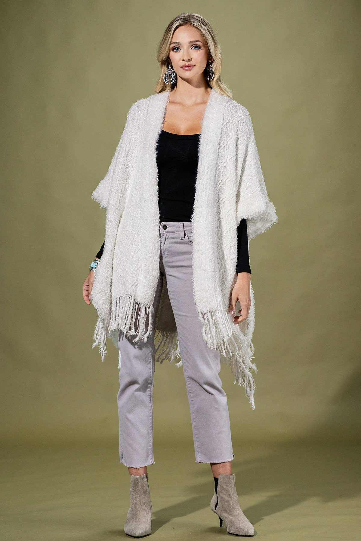 Urbanista - Vendita all'ingrosso Poncho - Donna - Scialle accogliente in maglia bouclé e morbido con frange.2