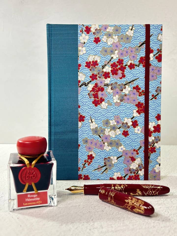 Carnet à couverture rigide de 160 pages au format A5, fini en papier Chiyogami à fleurs de cerisier rouge et blanc. pour la vente par Graystorm Studio