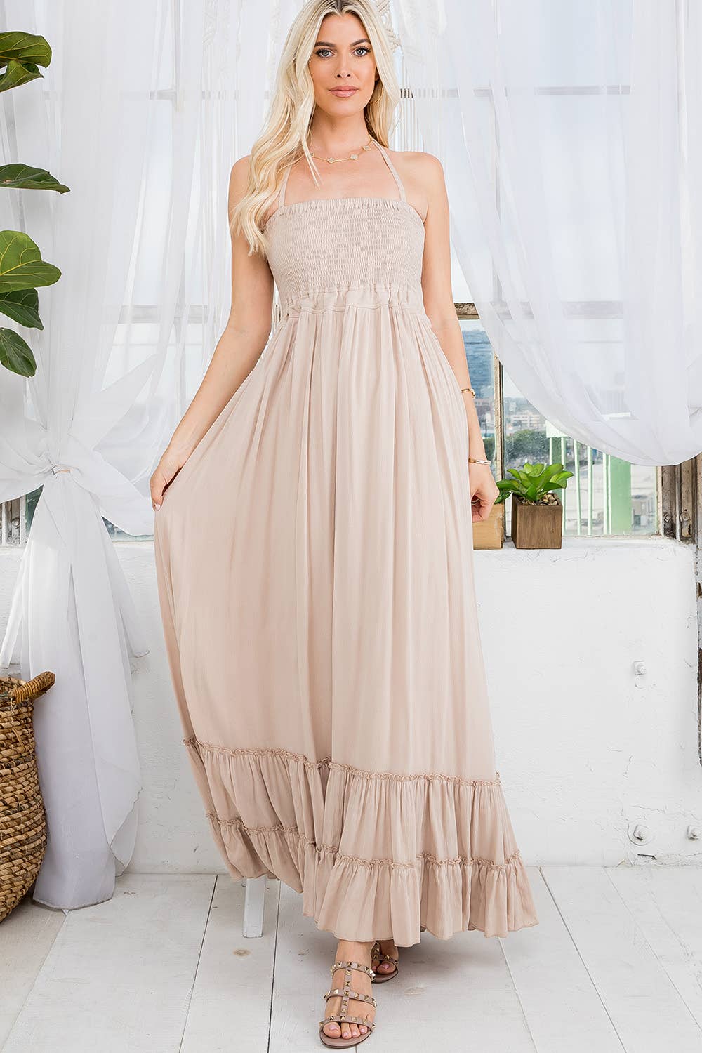 Sweet Lovely by Jen – Großhandel Kleid – Damen – MAXIKLEID MIT RÜCKENAUSSCHNITT UND GESMOKTEM STUFENROCK40