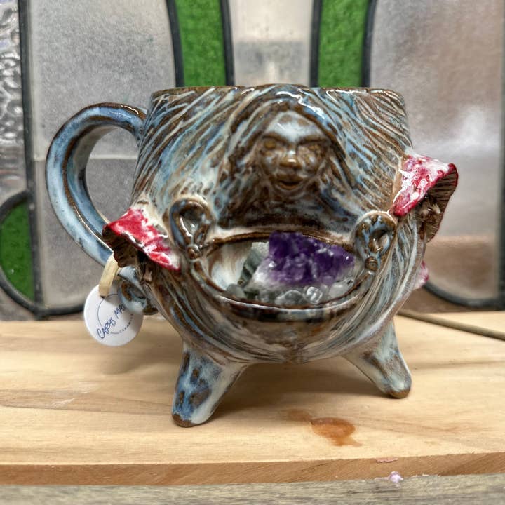 Carys Martin Ceramics - Wholesale Decorative Tabletop Object - Cauldron Crystal Cup – Goddess & Toadstools with Amethyst Cluster0