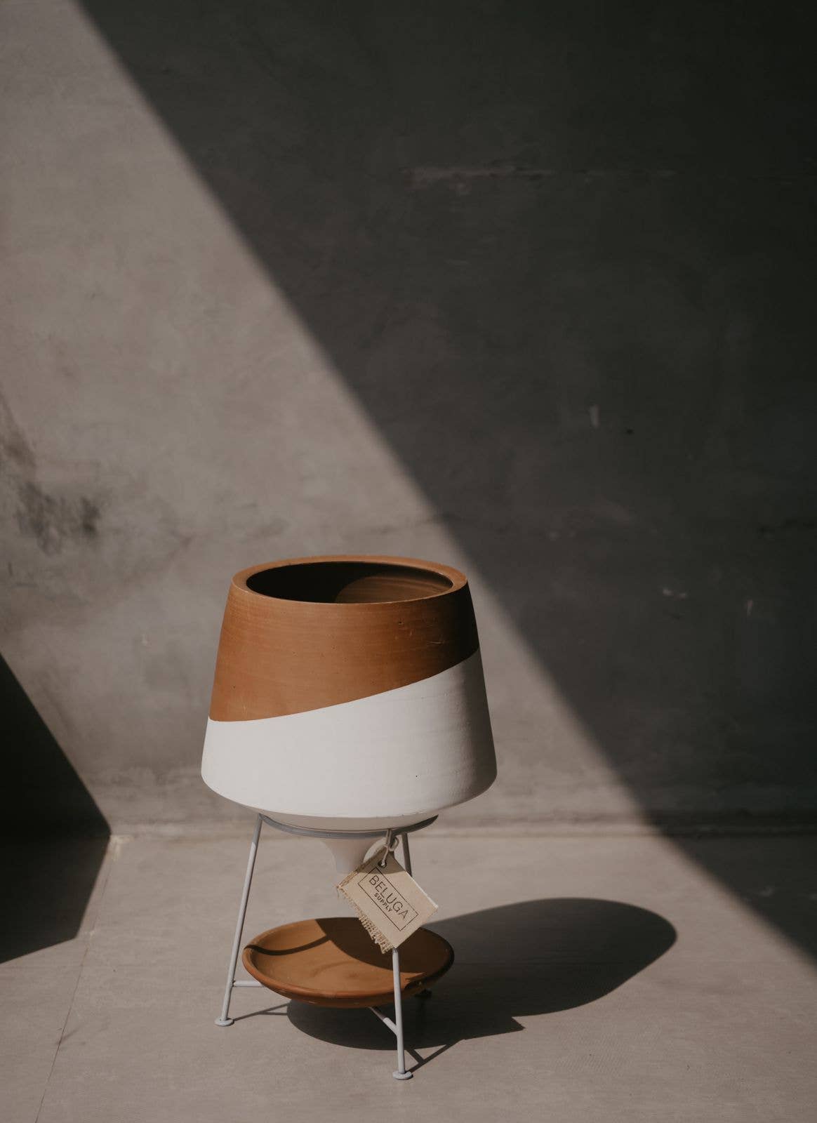 Beluga Supply Company - Vendita all'ingrosso Vasi per piante - Vaso per piante in terracotta con supporto in metallo (piccolo)1