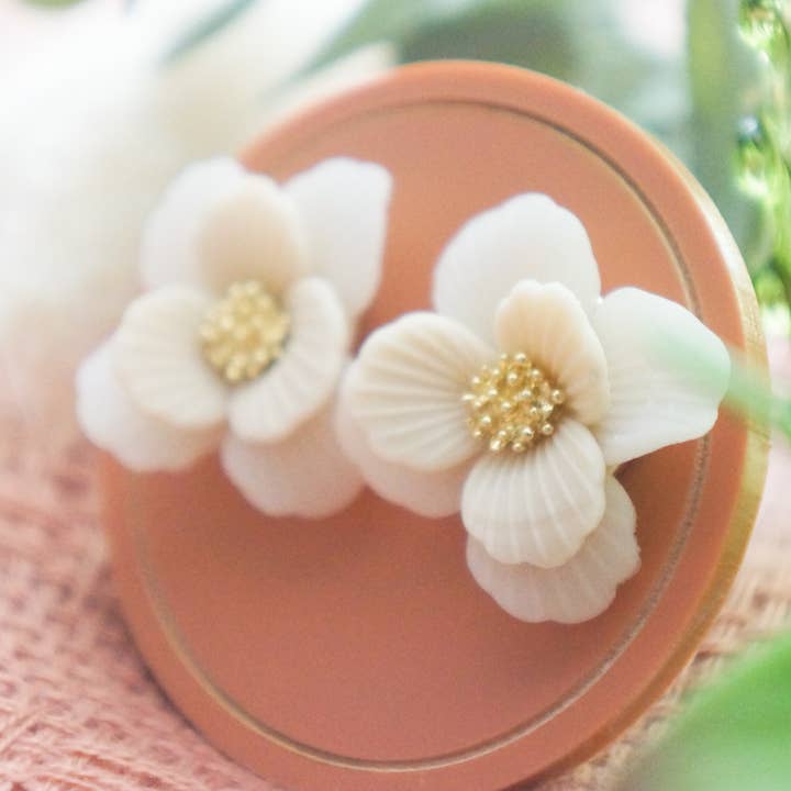 Brincos Flor (Branco) por atacado de Colourful Blossom