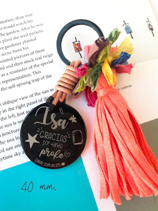 Porte-clés à pompon en titane et médaille de 40 mm gravée sur un côté. pour la vente par Happypulseras