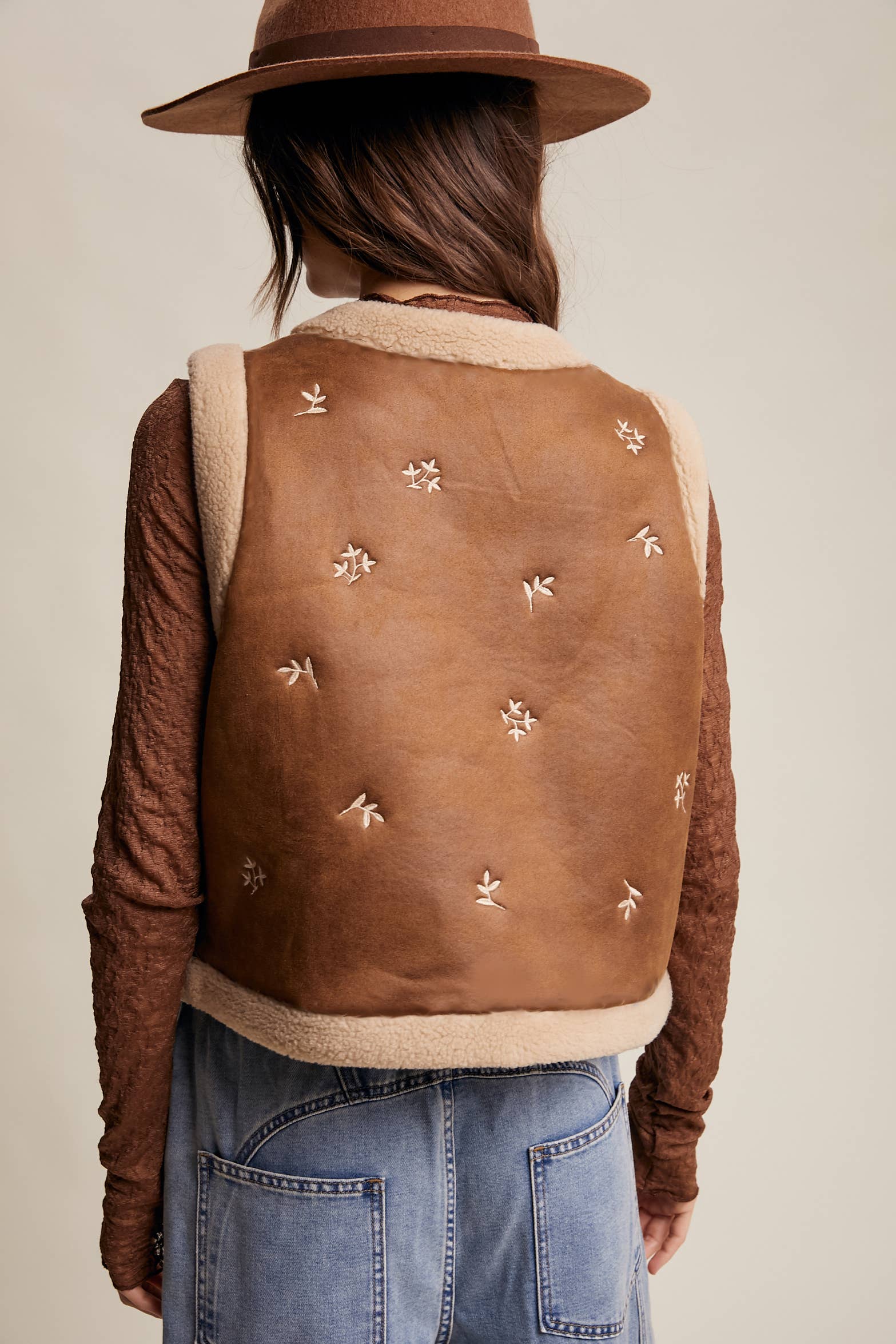 Listicle - Vendita all'ingrosso Gilè imbottito - Donna - Gilet in Finta Pelle Scamosciata Ricamata con Pelliccia Sintetica6