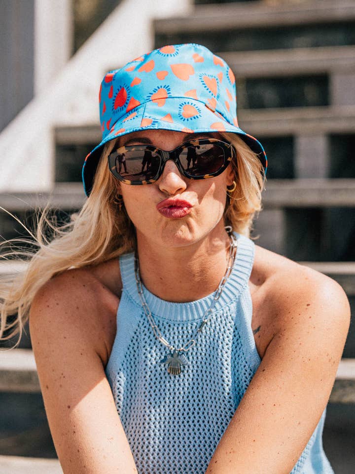 CAPRI - Bob Réversible Bleu Coeurs Rouges pour la vente par LES BLONDINETTES