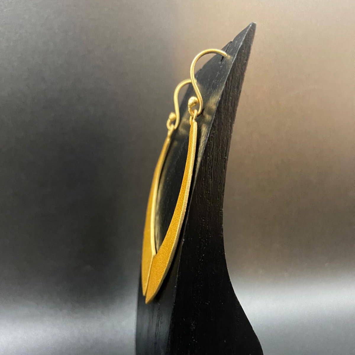 LA MAR - Vente Boucles d'oreilles pendantes - Boucles d'oreilles ESPADA plaquées or - Design avec caractère4
