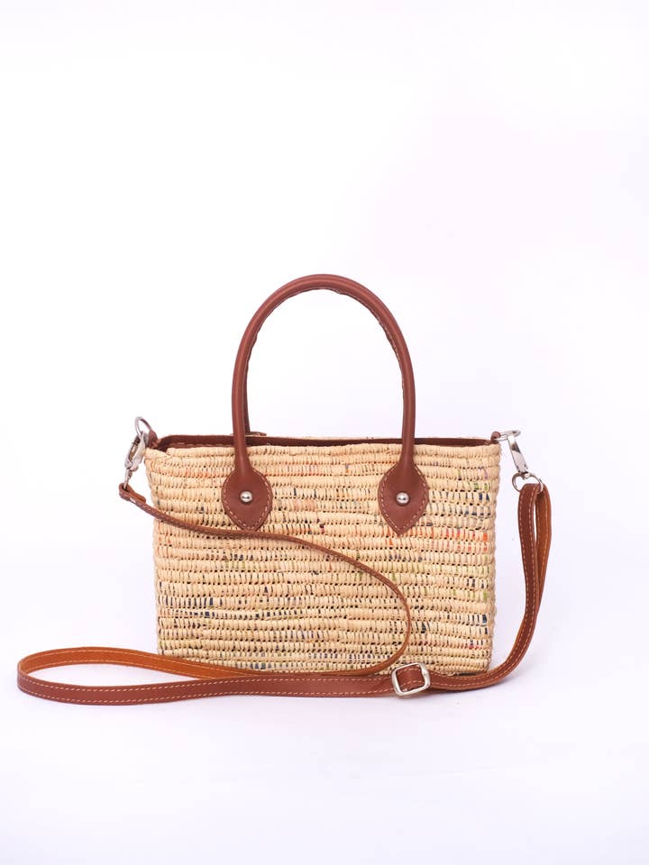 Handvävd axelremsväska i raffia med läderhandtag och canvas för wholesale av isli and tisli