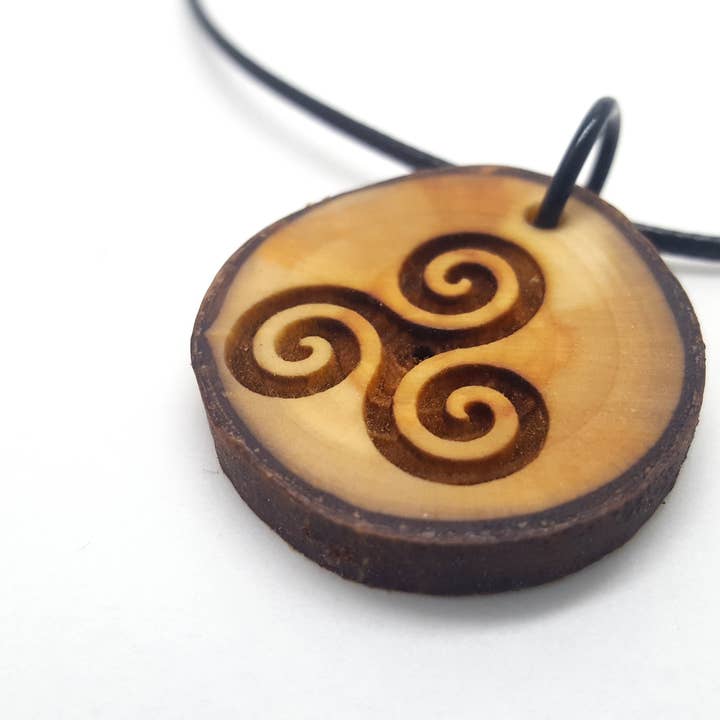 Collier pendentif en bois Triskelion celtique, symbole Triskèle pour la vente par Lyoncraft