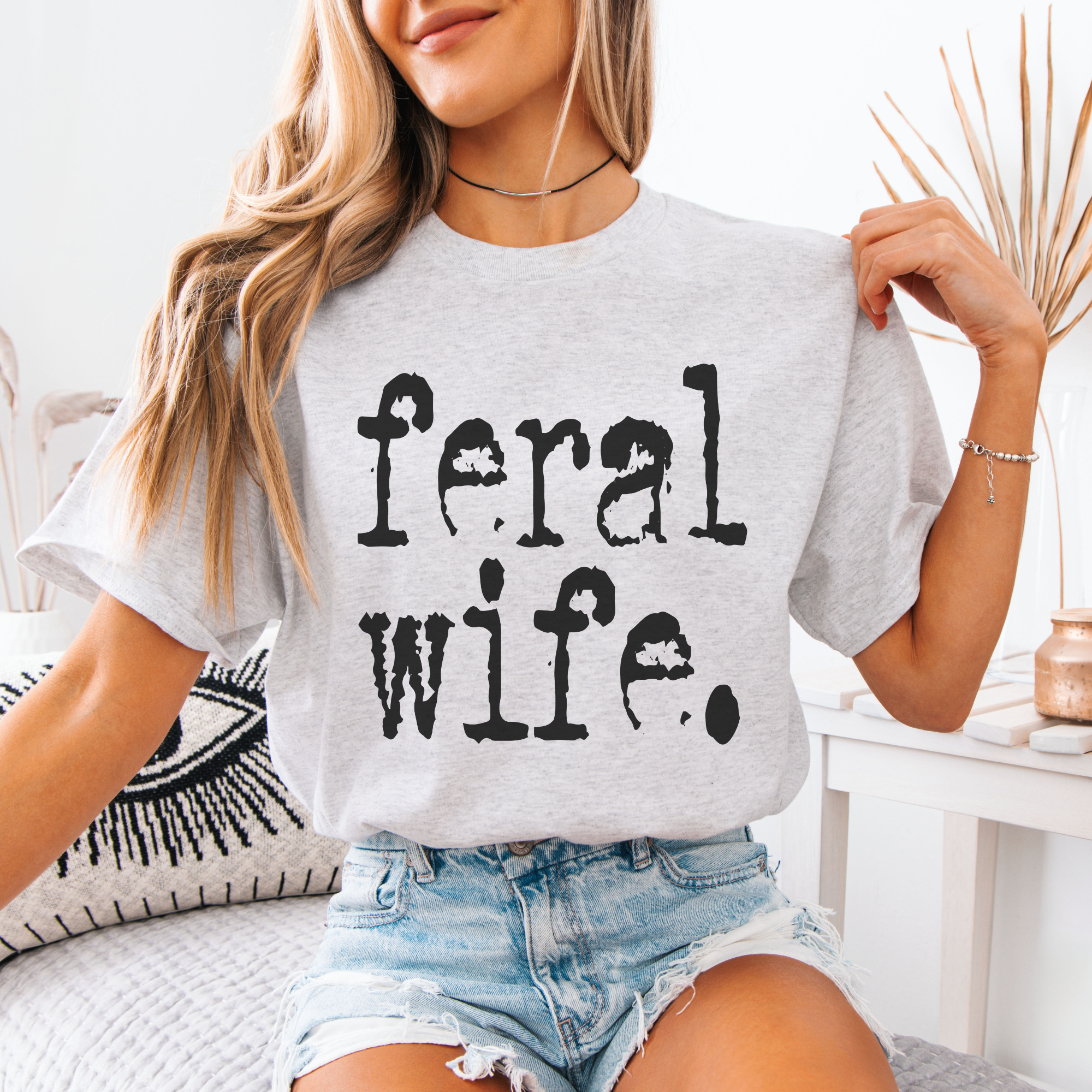 Trendznmore - Modern Graphic Apparel – wholesale T-shirt med logga - Dam – Feral Wife Distressed Typografi Rolig Grafisk T-shirt4