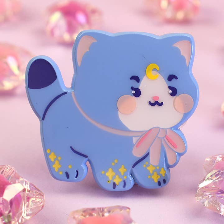 Épinglette en émail Selene pour la vente par The Moonborn