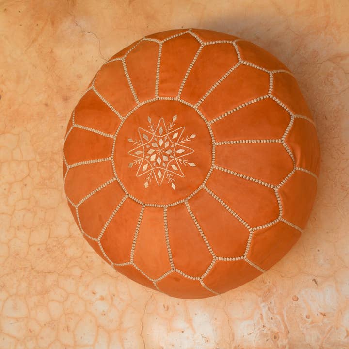 woolsouk ( We handle U.S. import procedures for you ) – Pufe por atacado – Pufe de couro - Pufe redondo não recheado - caramelo3